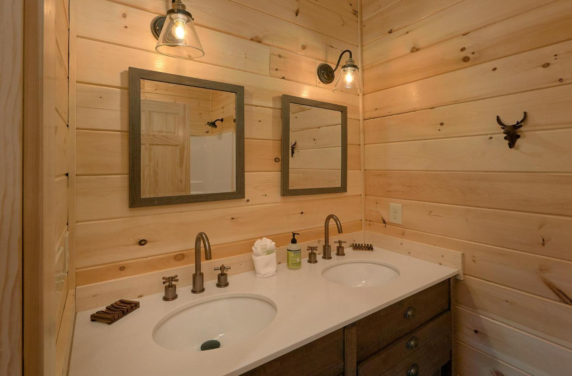 Misty Mountain Adventure Lodge Гетлинбург Екстериор снимка